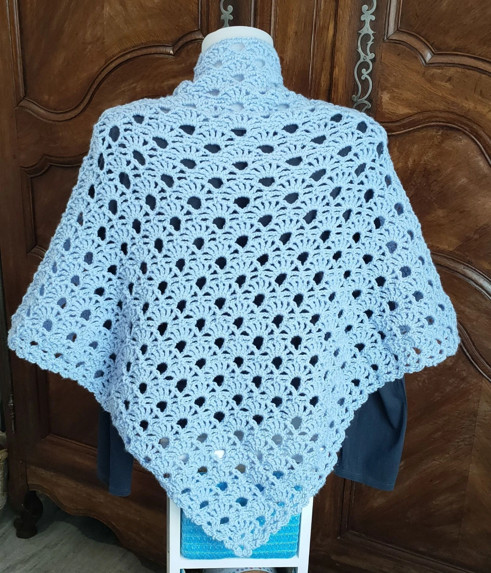 🩵 Châle / Chèche Fait Main au Crochet – Bleu Ciel Tout Doux